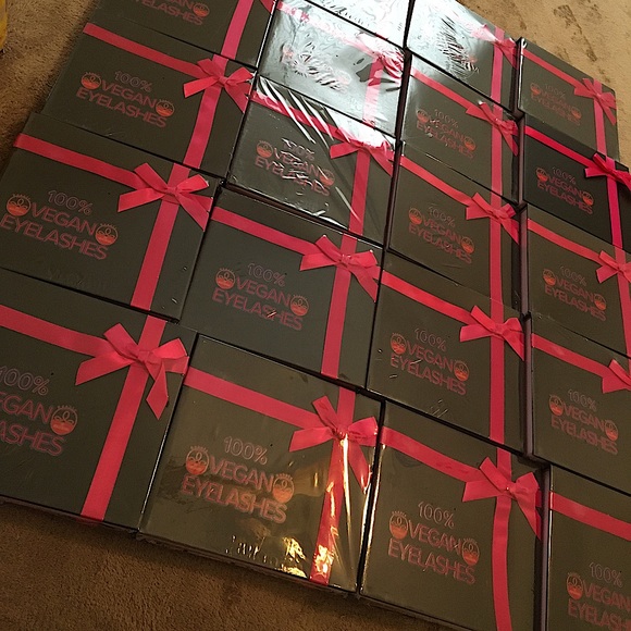 Vegan Lash Kit - Picture 3 of 3